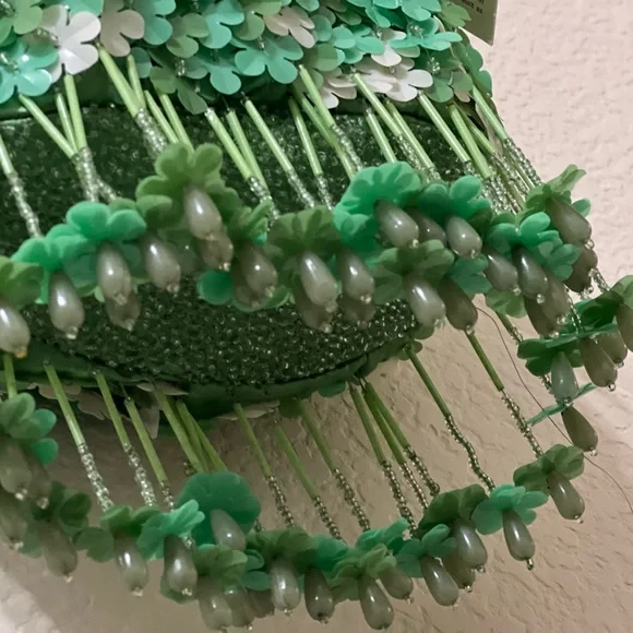 Floral Beaded Green and White Bag 🌿 - Picture 11 of 12